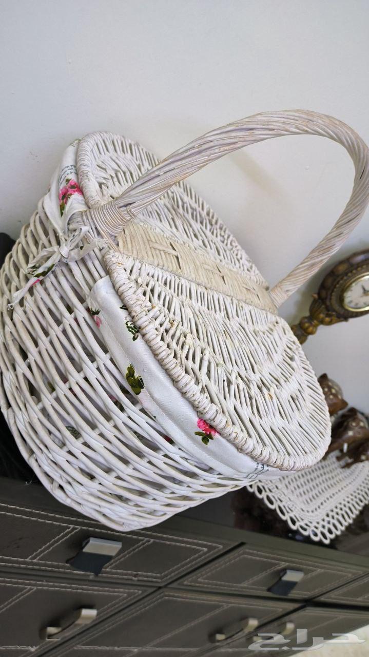 A straw picnic basket633231346750751115