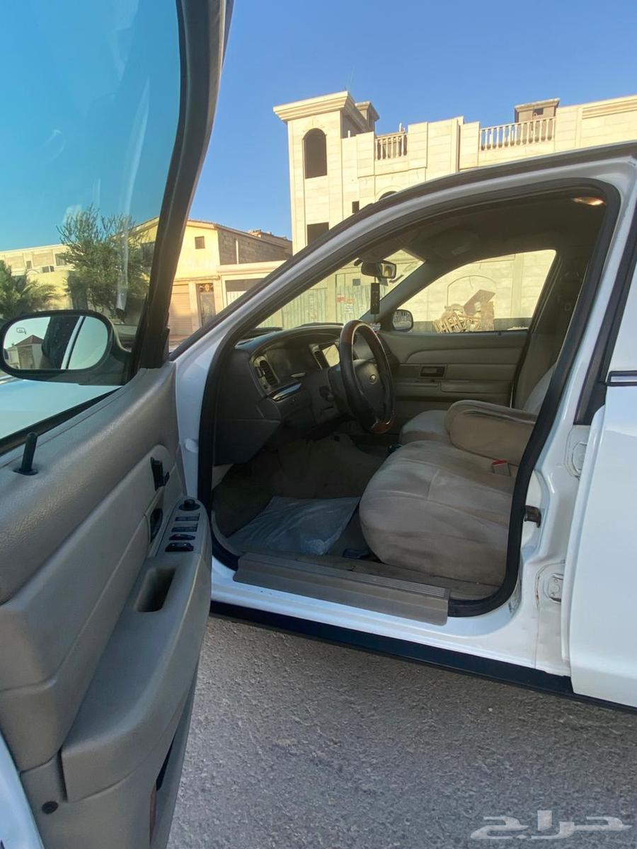 White Ford Victoria 2011 for sale63012527746306112