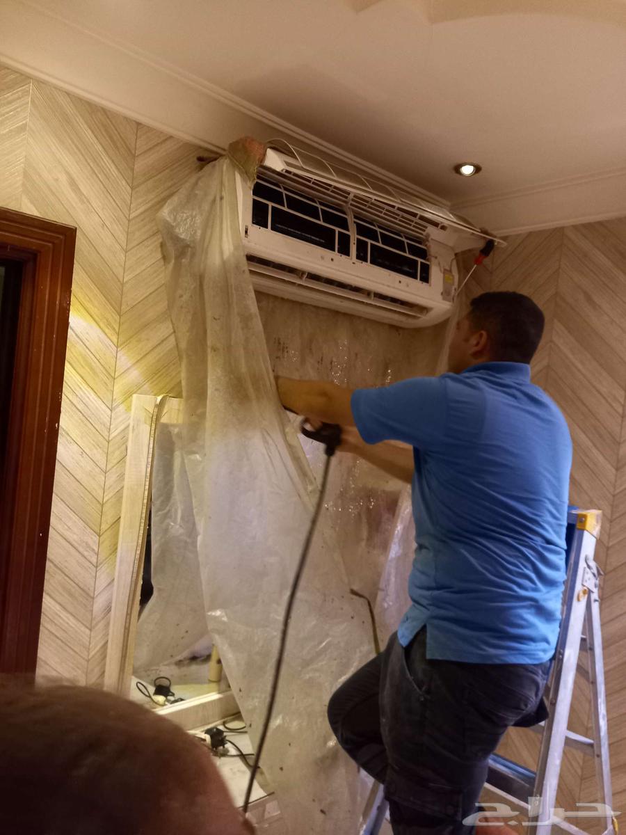 Cleaning air conditioners and charging freon to solve water dripping problem63016107679233111