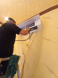 Cleaning air conditioners and charging freon to solve water dripping problem63016107679233113