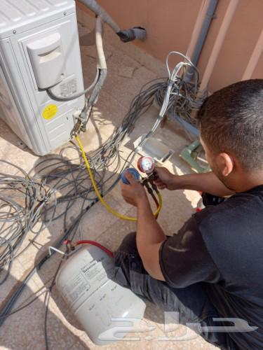 Cleaning air conditioners and charging freon to solve water dripping problem63016107679233112