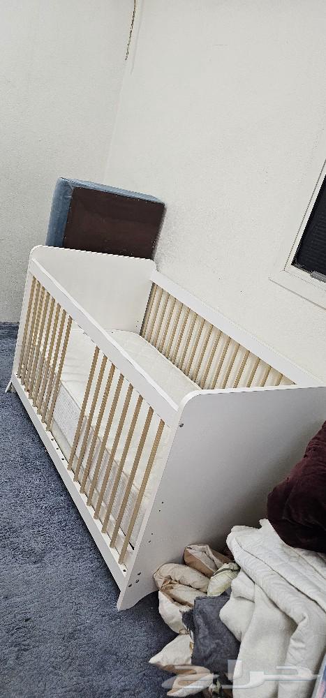 Used sofas, floor seats, service tables and children's beds63016315564546113