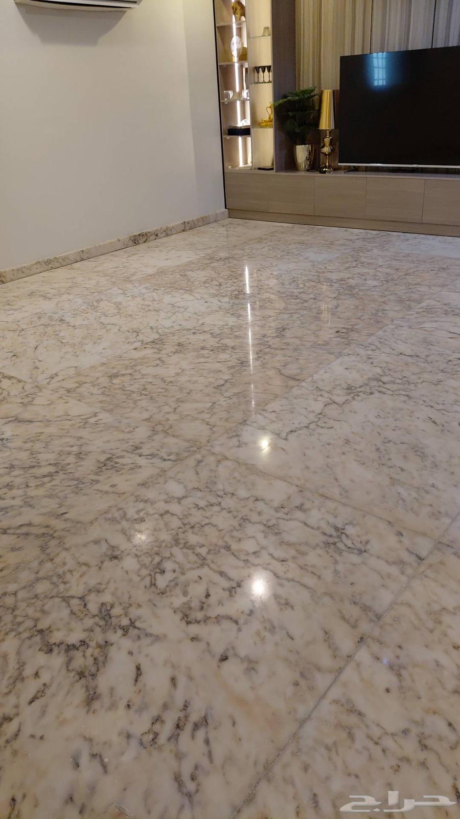 Glazed tiles are made of ceramic materials, and glazed tiles are divided into two types: wall tiles and floor tiles.63020476706177111
