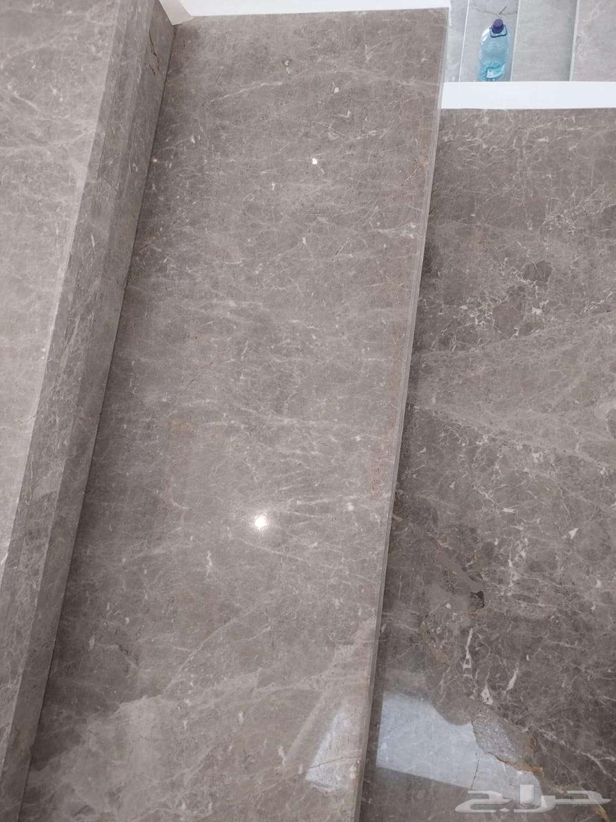 Glazed tiles are made of ceramic materials, and glazed tiles are divided into two types: wall tiles and floor tiles.63020476706177112