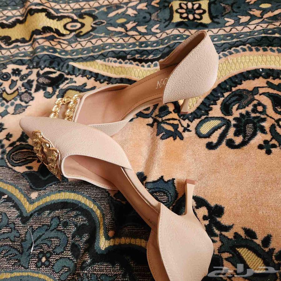 Black and beige heel size 4063421792727682111