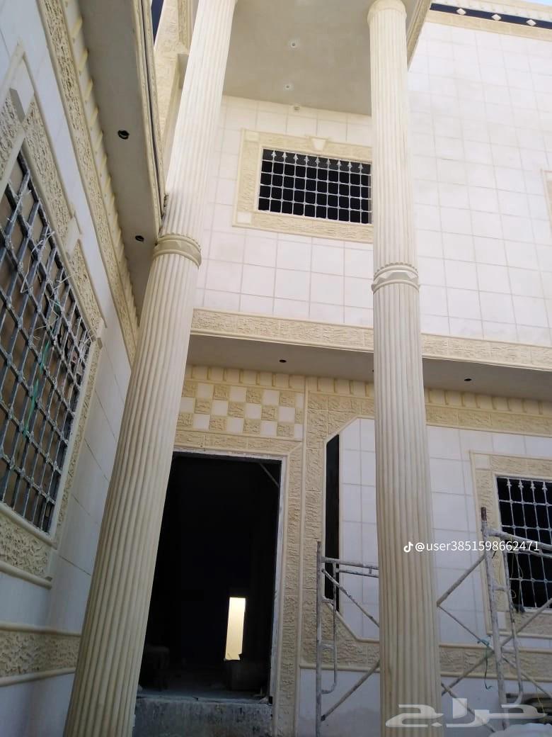 Why are colored cement and Al-Batha'ya of Riyadh present in the areas?63034449292034112