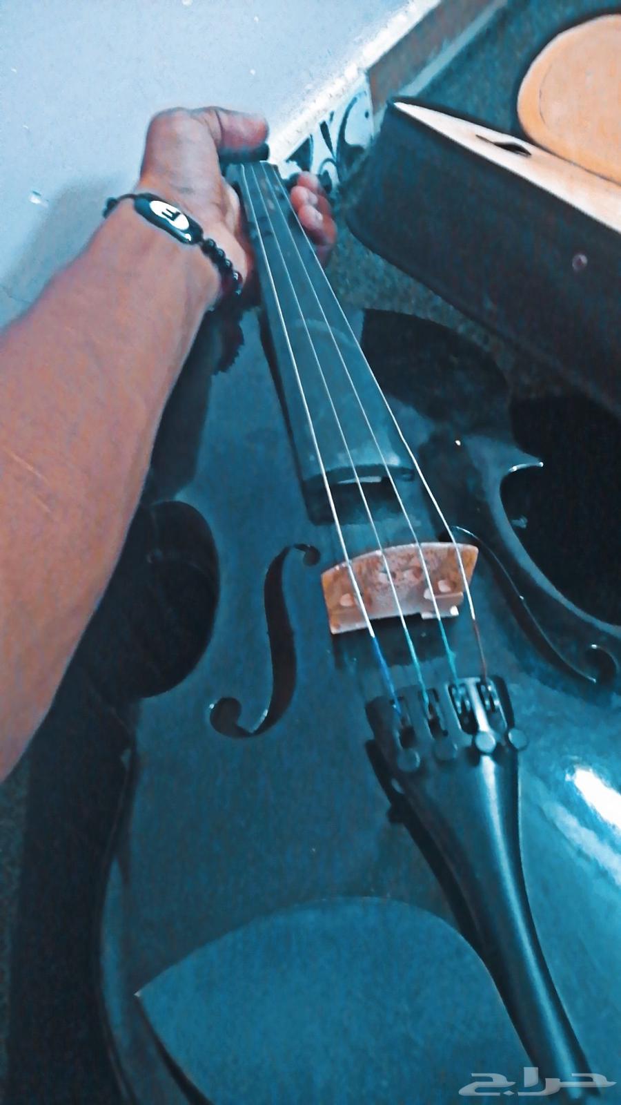 Guitar for sale in Jeddah, contact number. Price 15063416491359490111