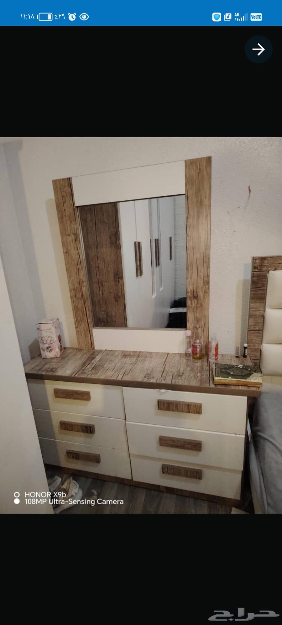 Selling a bedroom, a living room set, a kitchen with appliances, 2 split air conditioners, and 2 tables.63419086635009111