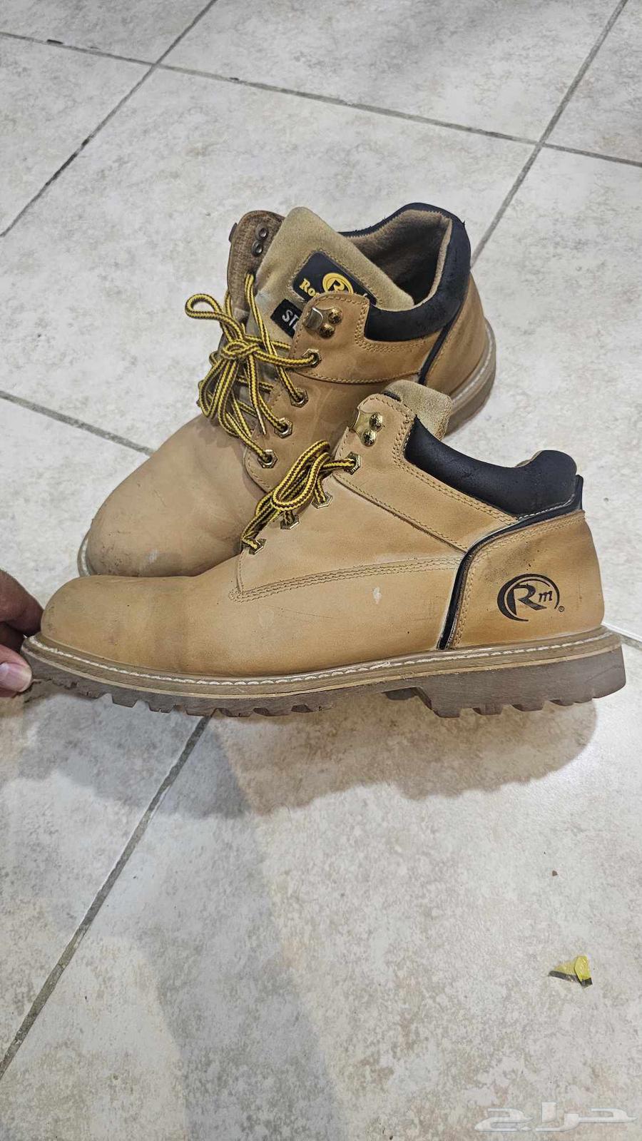 Red Meit safety shoes size 4563416625909635114