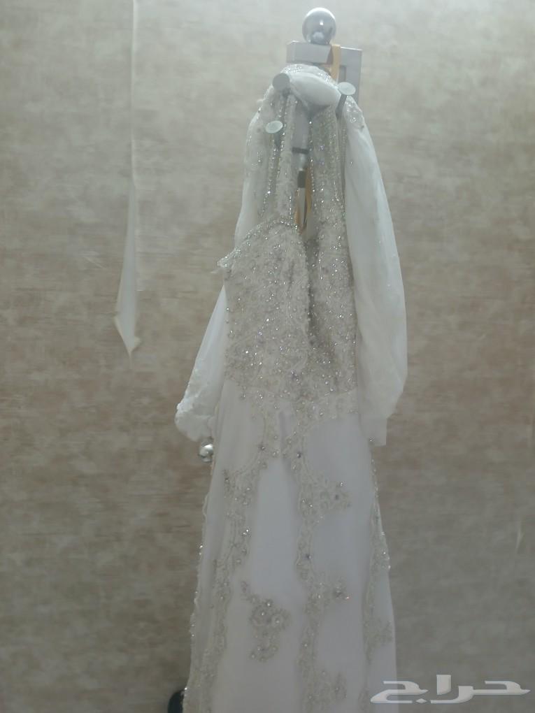 An elegant wedding dress with shiny details and beautiful embroidery, a perfect design for the wedding63413625431682111