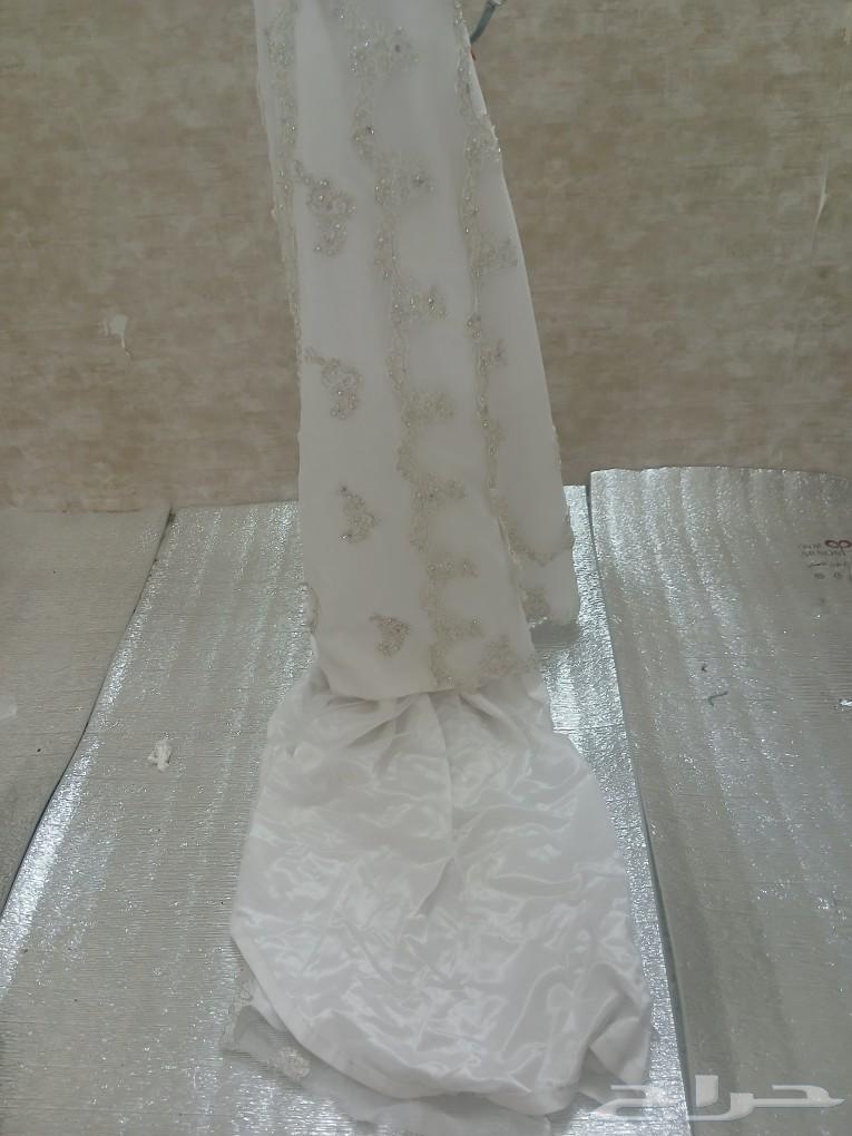 An elegant wedding dress with shiny details and beautiful embroidery, a perfect design for the wedding63413625431682112