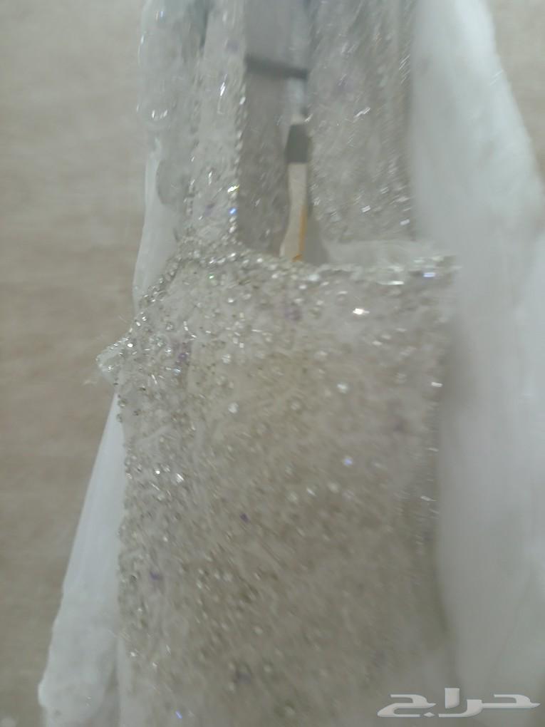 An elegant wedding dress with shiny details and beautiful embroidery, a perfect design for the wedding63413625431682113