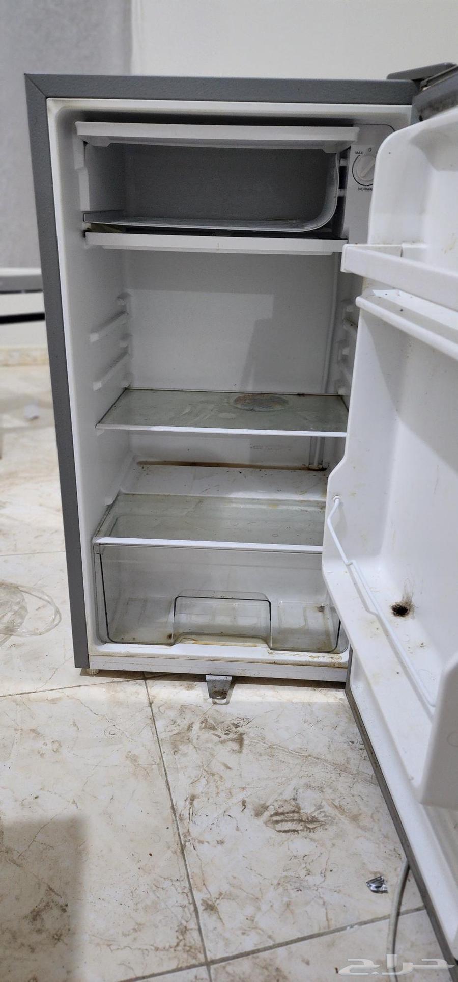 A small luxurious Nikai refrigerator in excellent condition, clean, with excellent cooling.63419336826755112