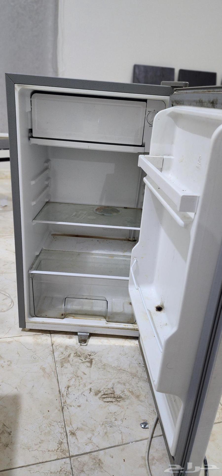 A small luxurious Nikai refrigerator in excellent condition, clean, with excellent cooling.63419336826755111