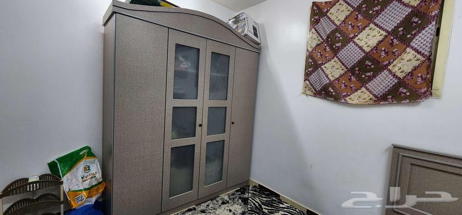 للبيع سرير كبير ودولاب كبير وتسريحة وكرسي تسريحة علي الشرط63412982984194113