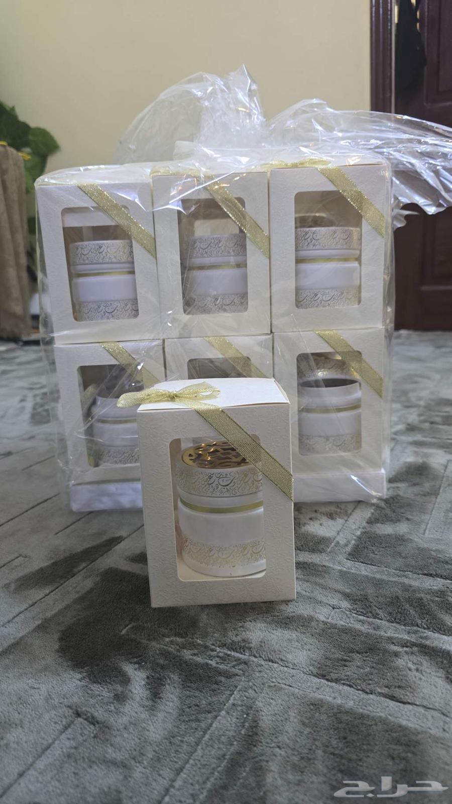 Microwave, queen's boxes, and lampshade63406189632257111