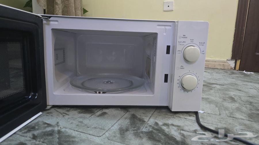 Microwave, queen's boxes, and lampshade63406189632257112