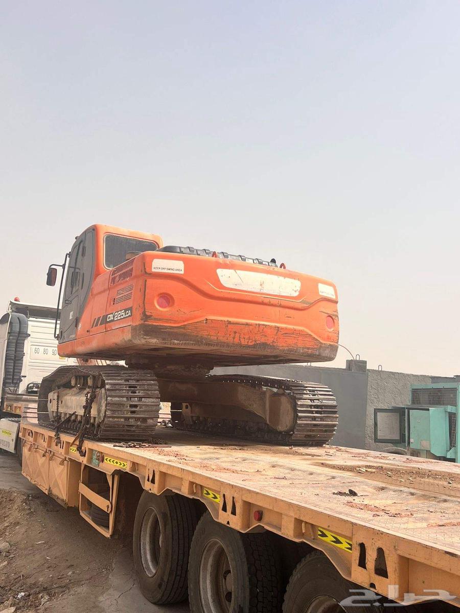 A 20-meter-long container ship in Rabigh is looking for cargo.63031859909763111