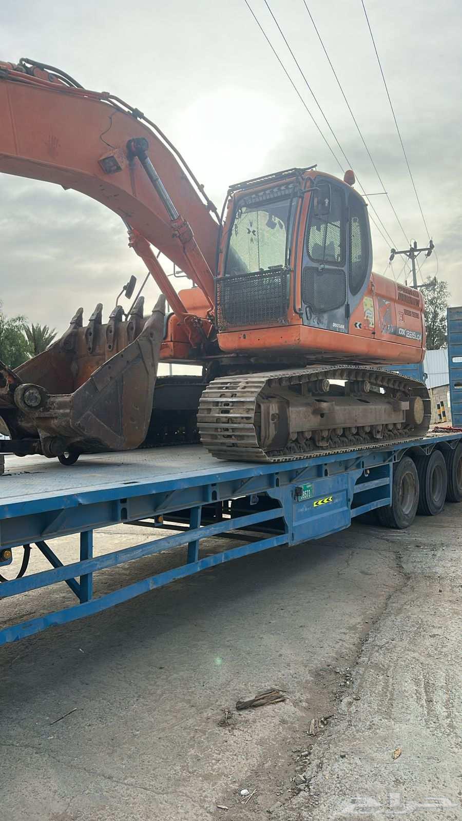 A 20-meter-long container ship in Rabigh is looking for cargo.63031859909763115