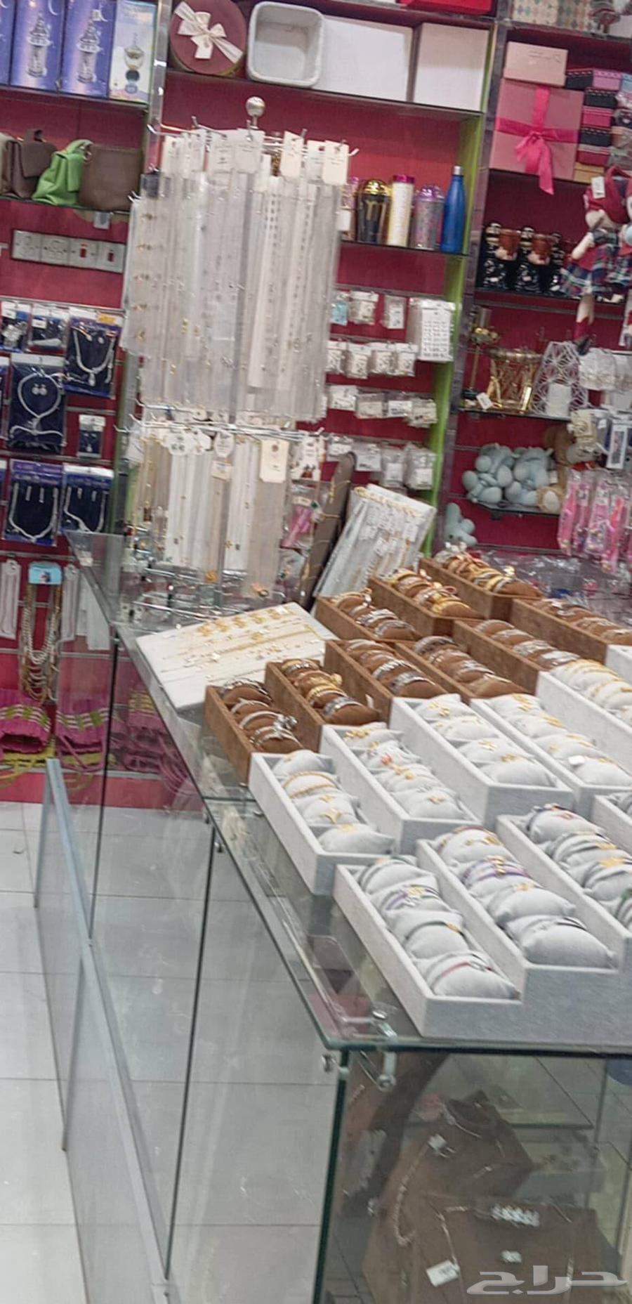 A beauty spot for sale, two openings63361849878402111