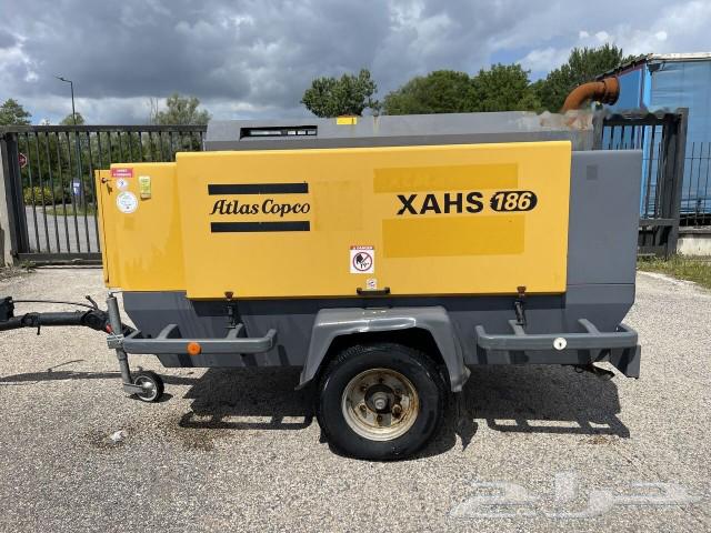 Removing paint with sand. Roughening concrete630287985342731126