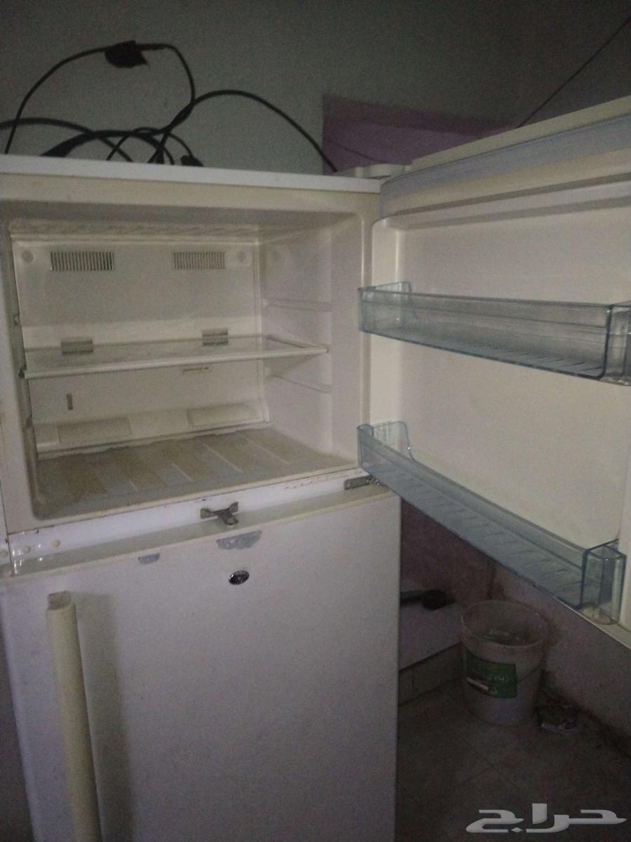 A refrigerator for sale from Binch Mark company for 700, the price is negotiable63343107691779114