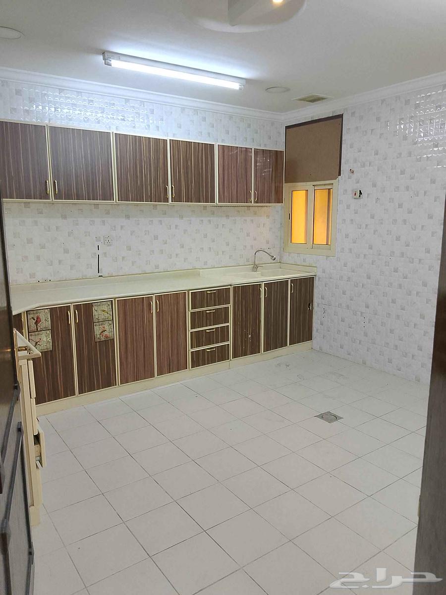 For rent, an apartment for families on the first floor in Al-Nour neighborhood, Dammam. 5 rooms and a living room.63005765182721111