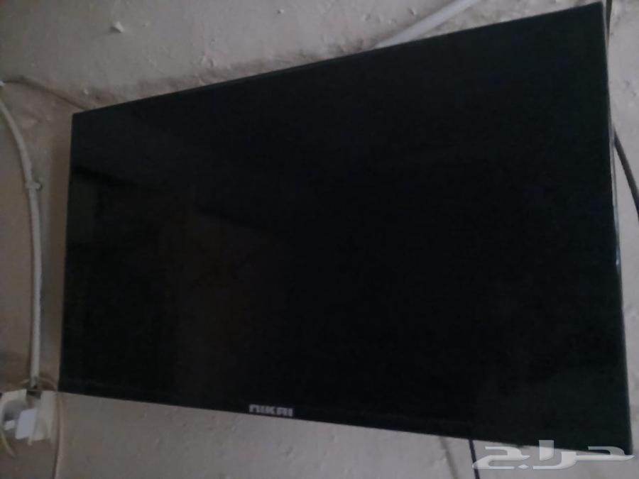 Two 32-inch Smart Screens, One Ready63618872653825111
