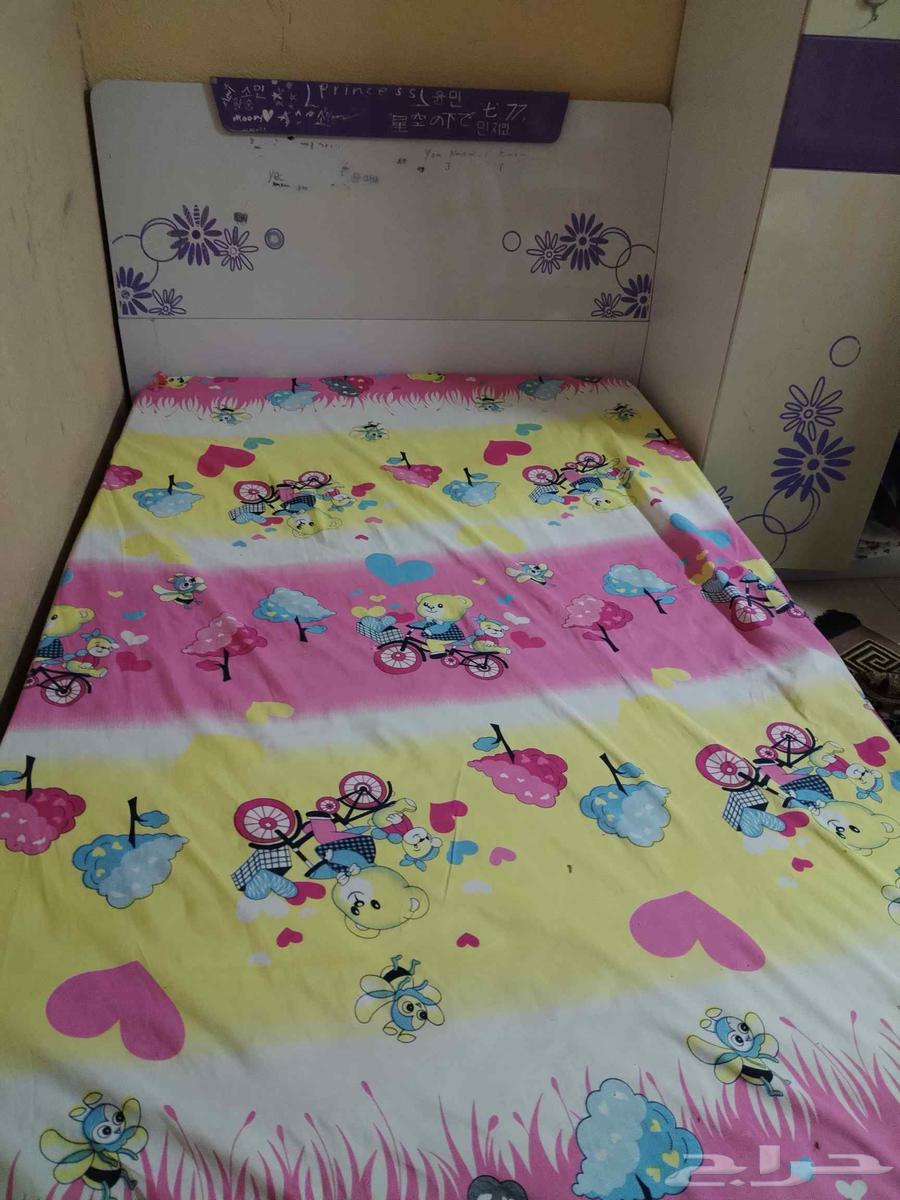Children's Room with 2 Beds, 2 Wardrobes, a Bookshelf, and a Chest of Drawers63624867692674111
