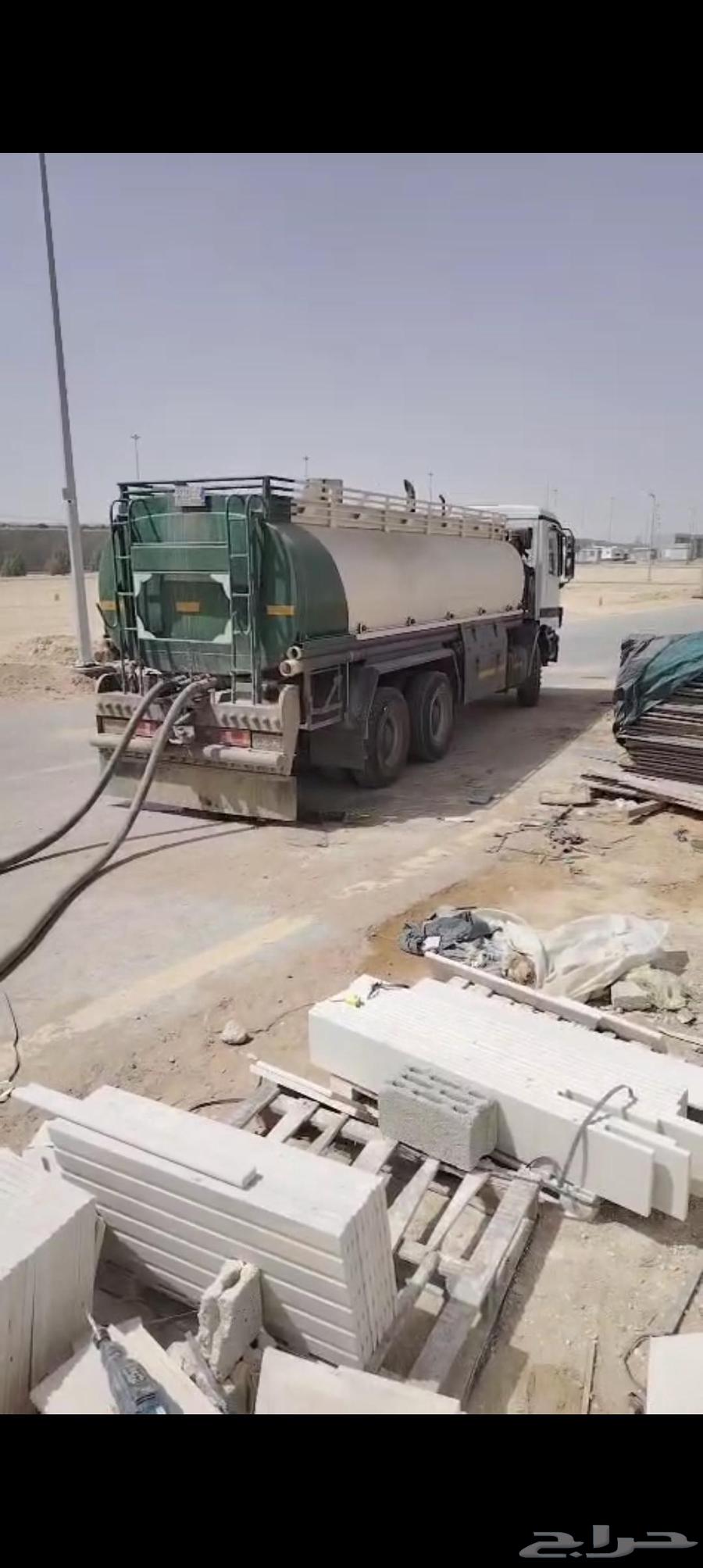 White tanker truck model 2003 Jafali63668904334083110