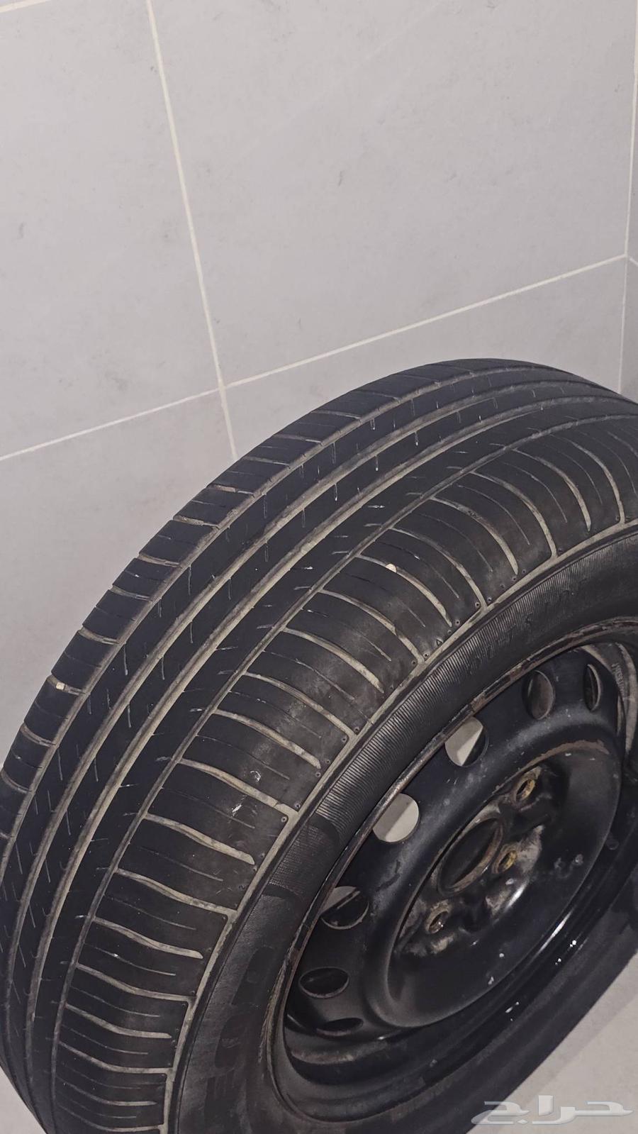 Tire with clean rim63670327694082110