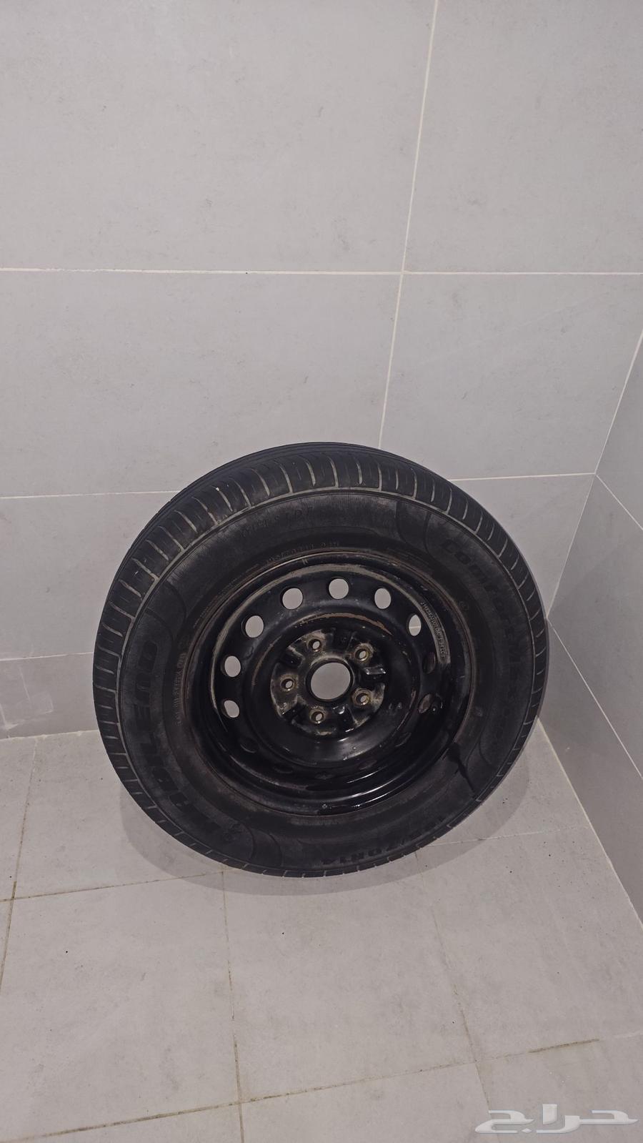 Tire with clean rim63670327694082111