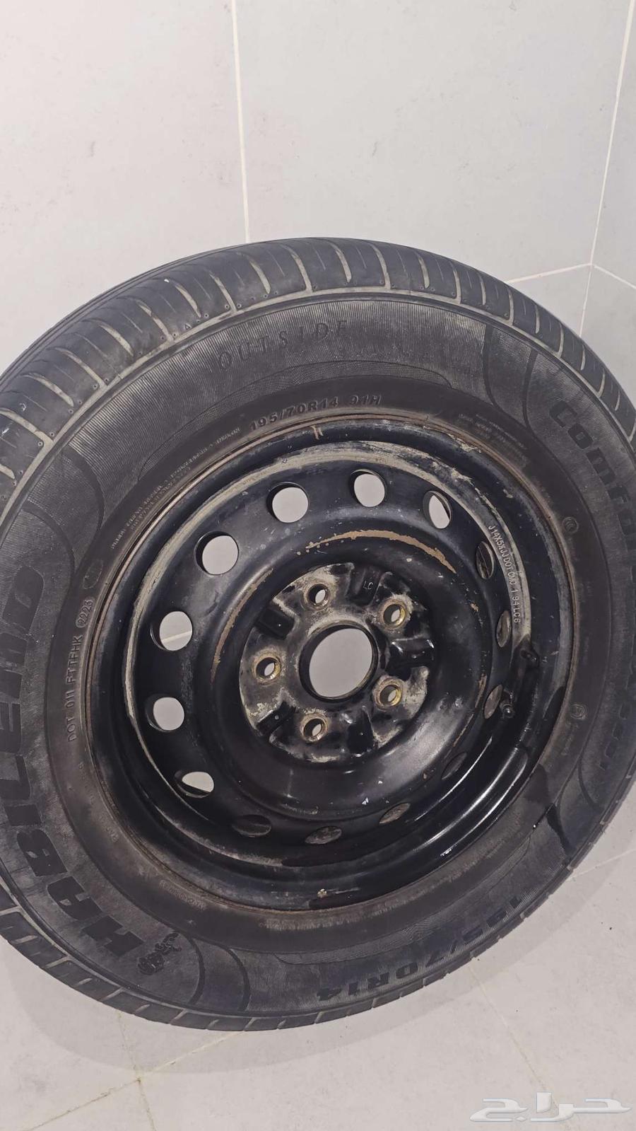 Tire with clean rim63670327694082112