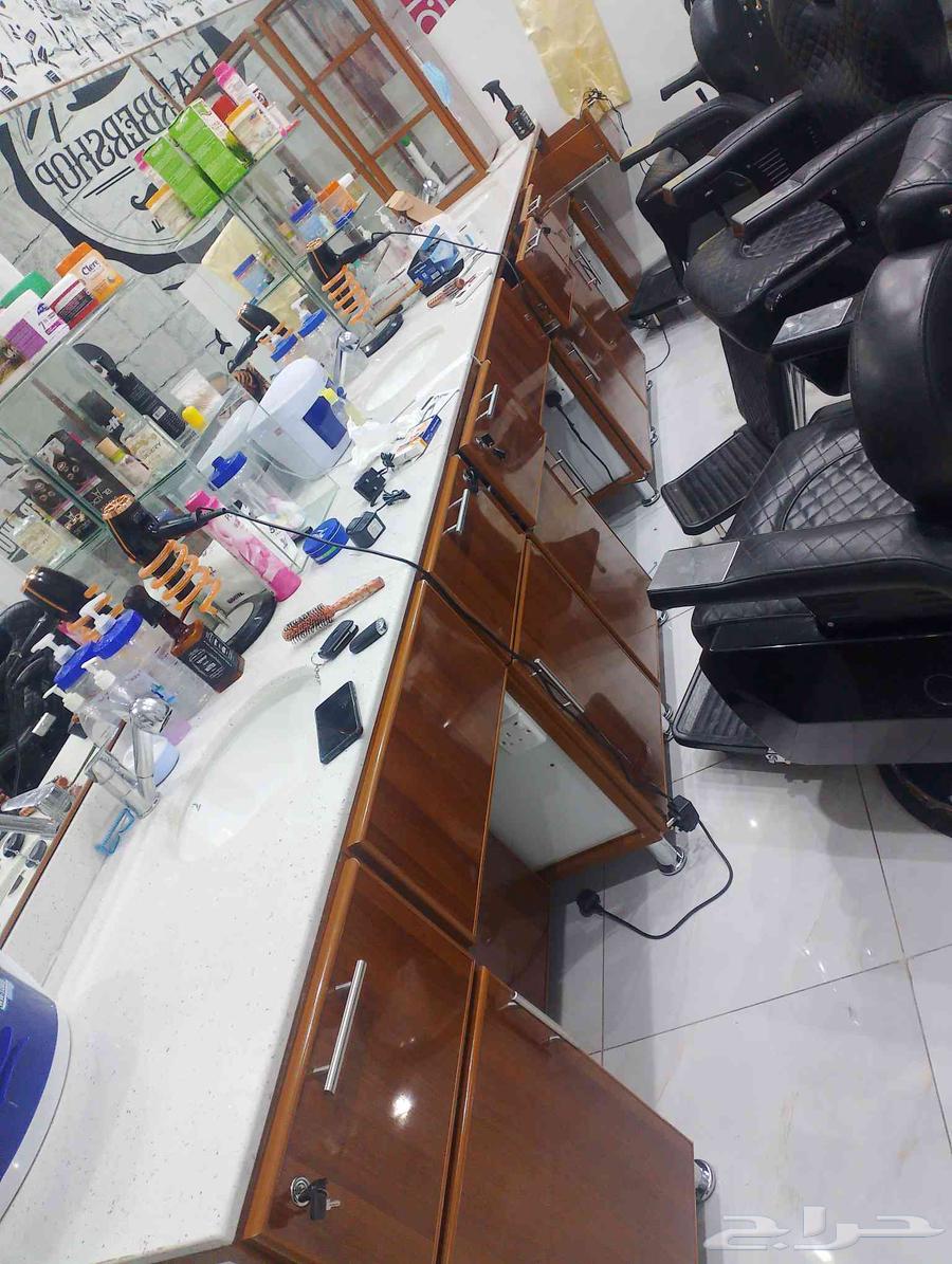 يوجد اغراض محل حلاقه للبيع ثلاثه كراسي مستخدمه نظيف ودولاب63655975572737110