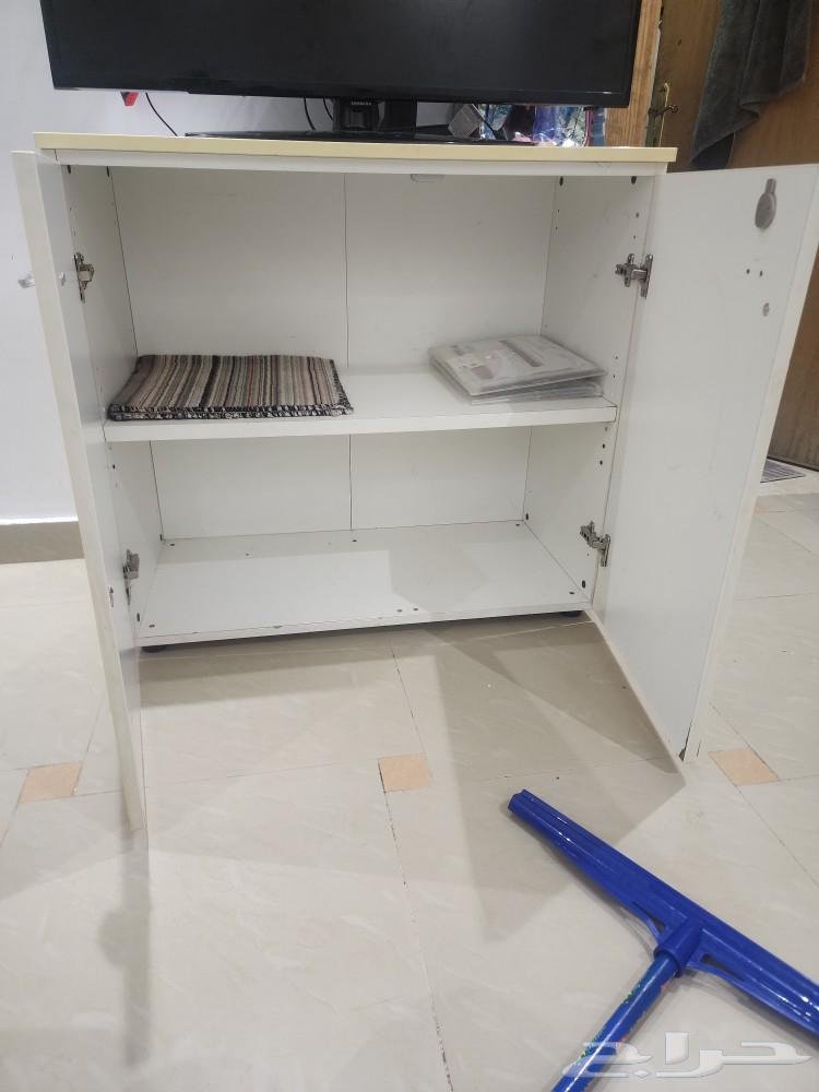 Some Italian wardrobe items and a vacuum cleaner63675244729859110