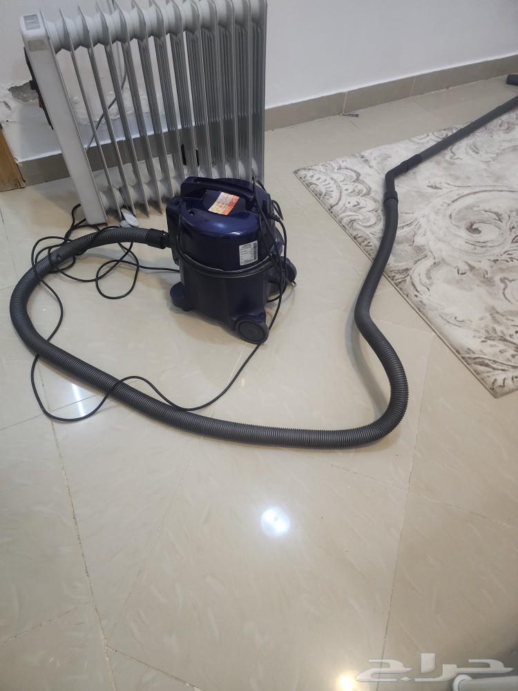 Some Italian wardrobe items and a vacuum cleaner63675244729859112