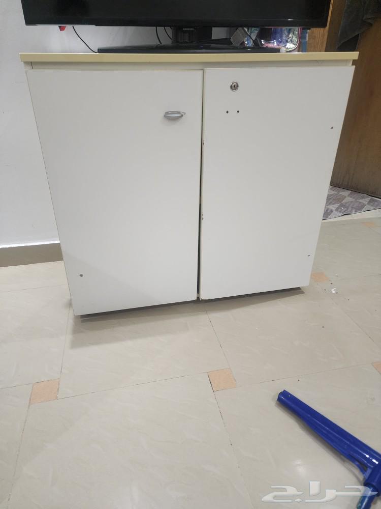 Some Italian wardrobe items and a vacuum cleaner63675244729859111