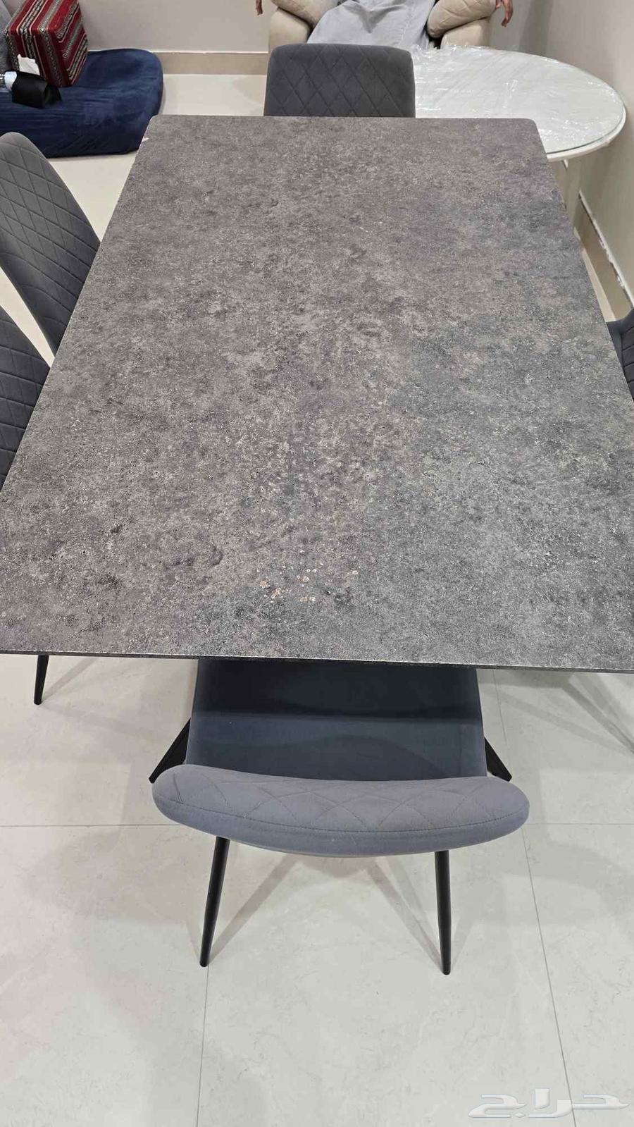 Dining table with 6 chairs in good condition 35063667697823619111