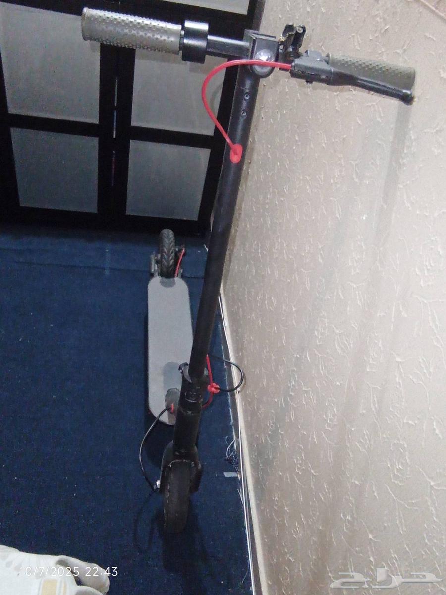 Scooter for sale for only 400 riyals, needs tires63667797124610114