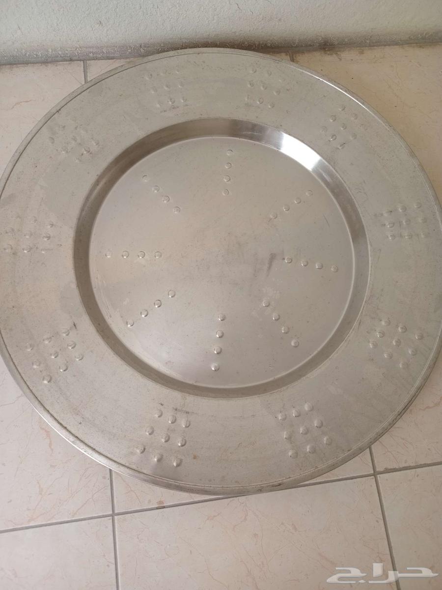 2 large-sized plates, one metal and one stainless steel, for sale on Sum63667554952834112