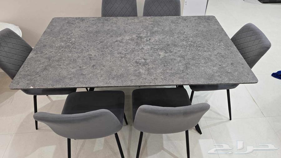 Dining table with 6 chairs in good condition 35063667697823619112