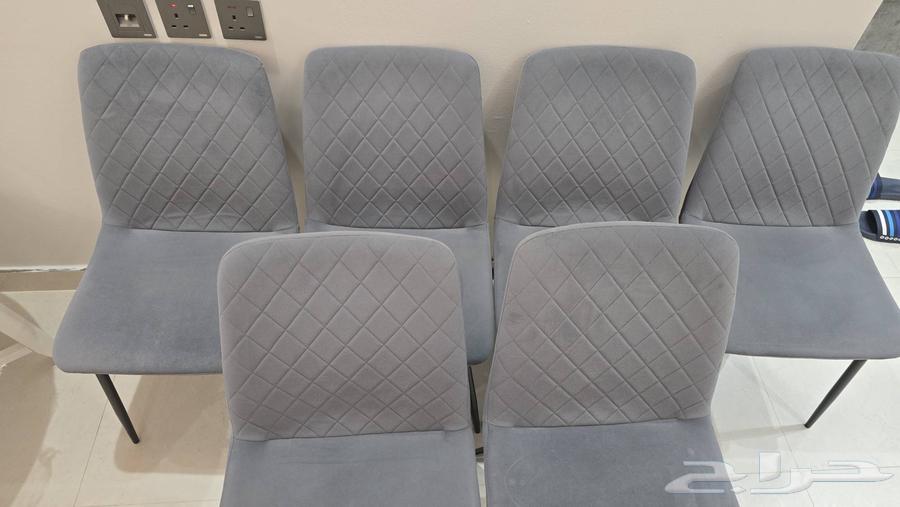 Dining table with 6 chairs in good condition 35063667697823619110