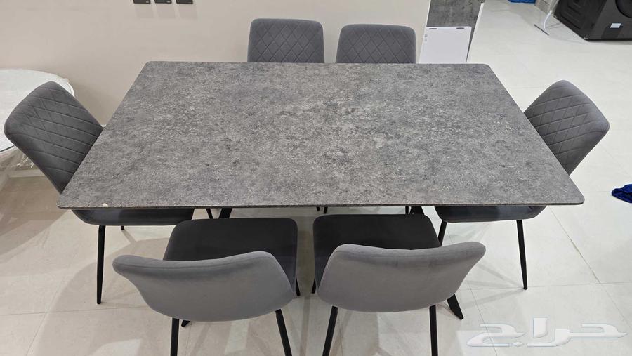 Dining table with 6 chairs in good condition 35063667697823619113