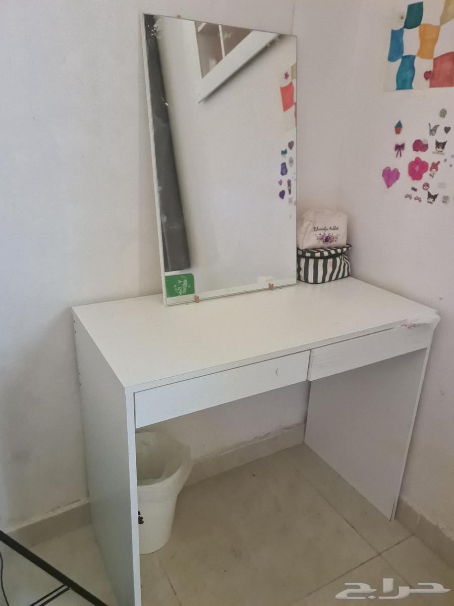 Dressing table with mirror in good condition63672258402563110