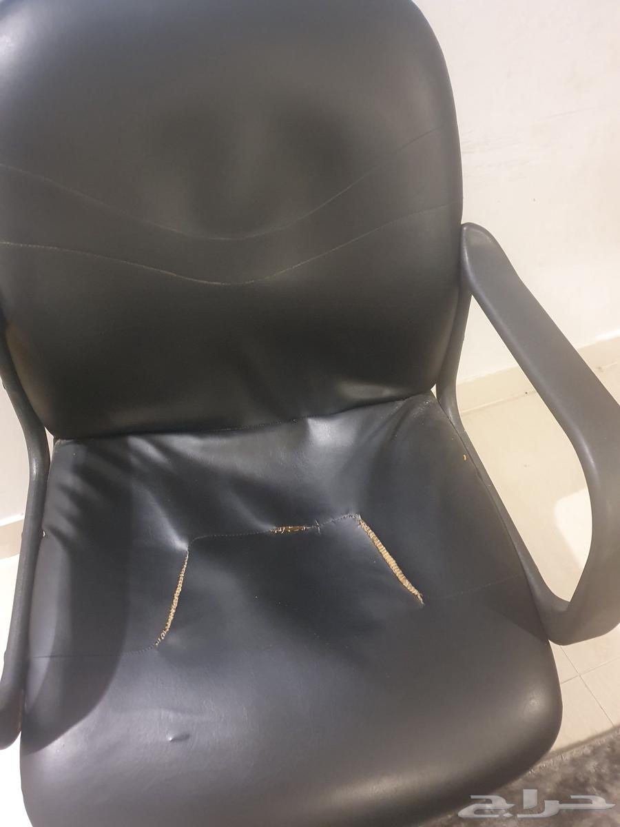 Old office chair in acceptable condition63673069998211110