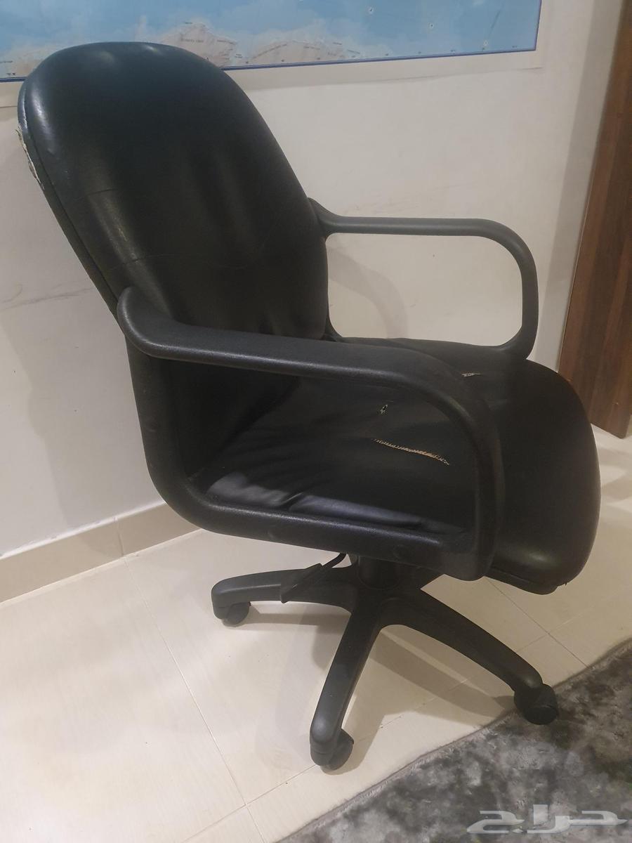 Old office chair in acceptable condition63673069998211112