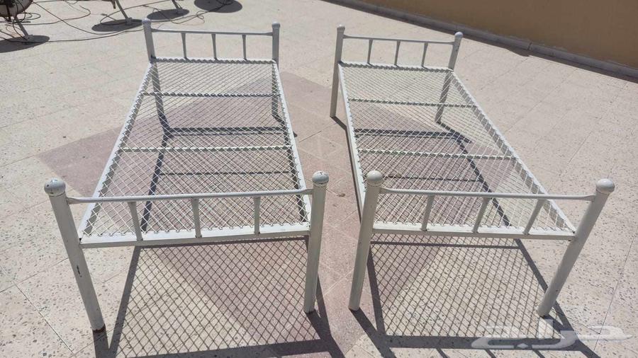 Used iron bed and used clean wooden bed63667803972865112