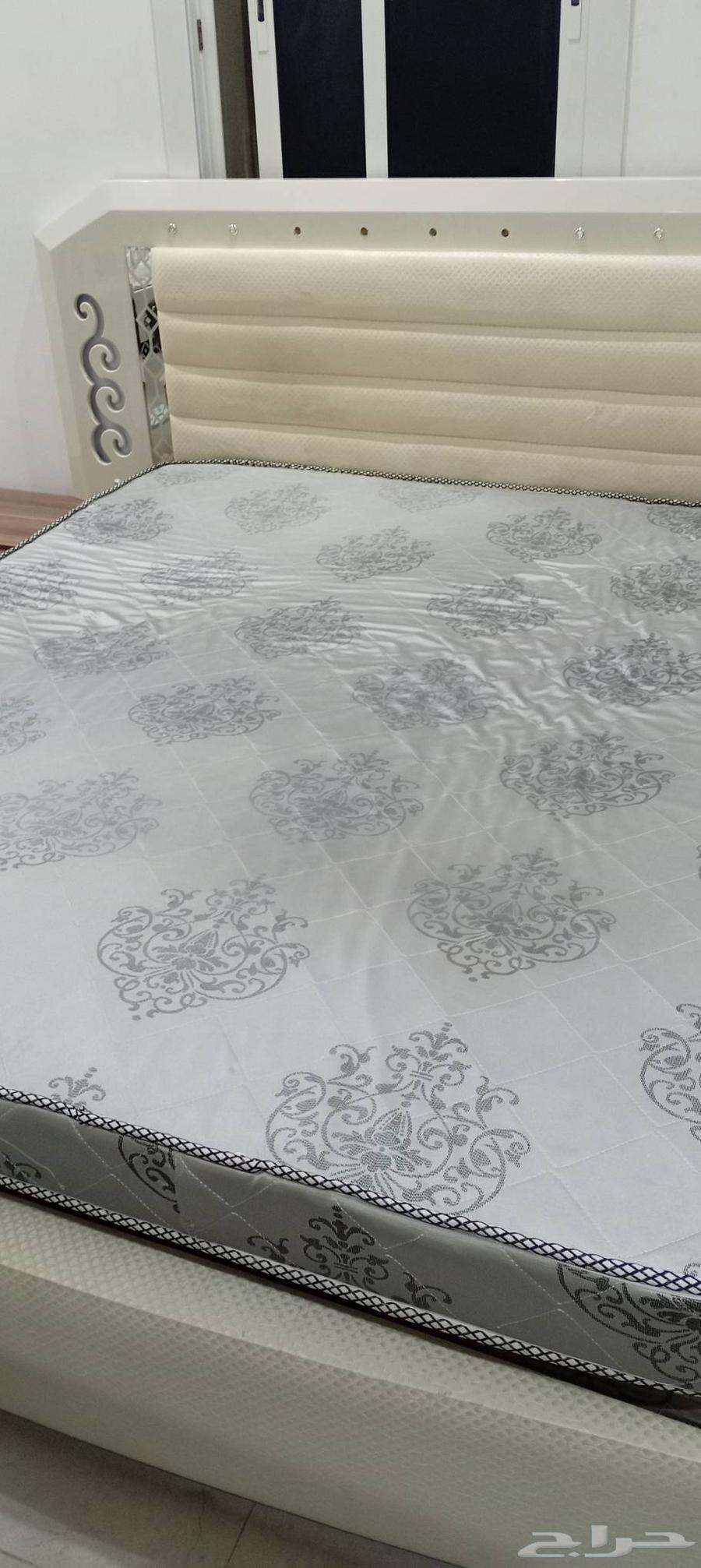 Used iron bed and used clean wooden bed63667803972865110