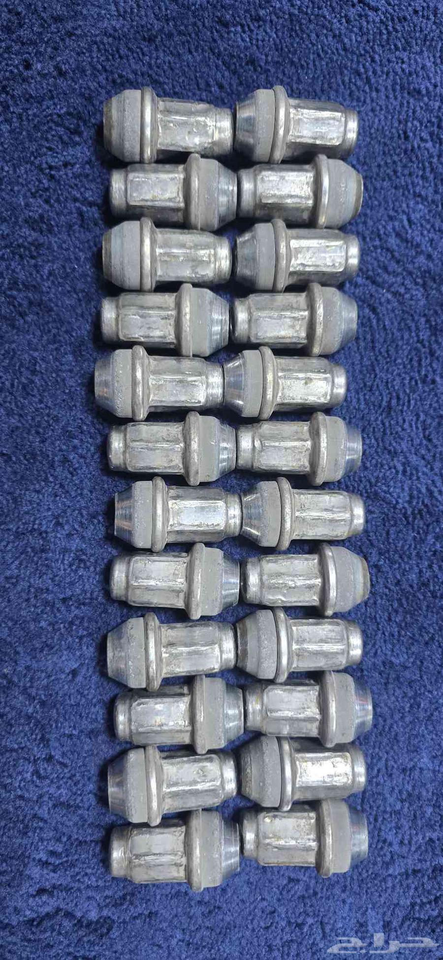 4 sensors and 24 used Ford Expedition lug nuts63725702212355111