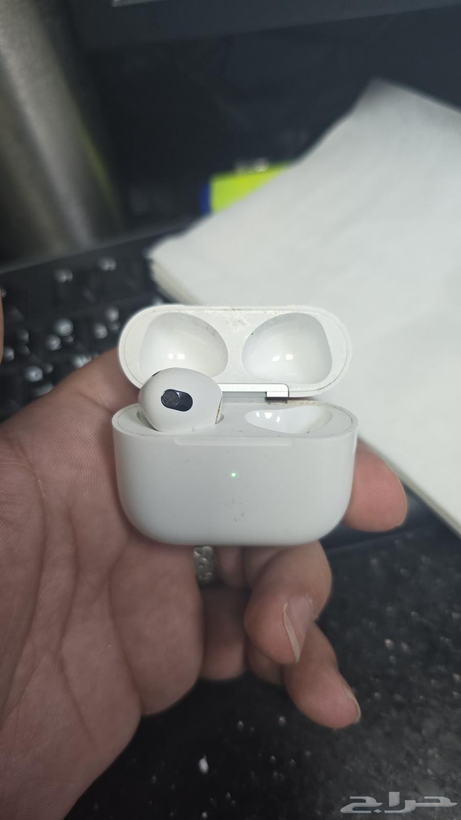For sale: Charging case for AirPods 3rd generation with one earphone (Used)63676024699777110